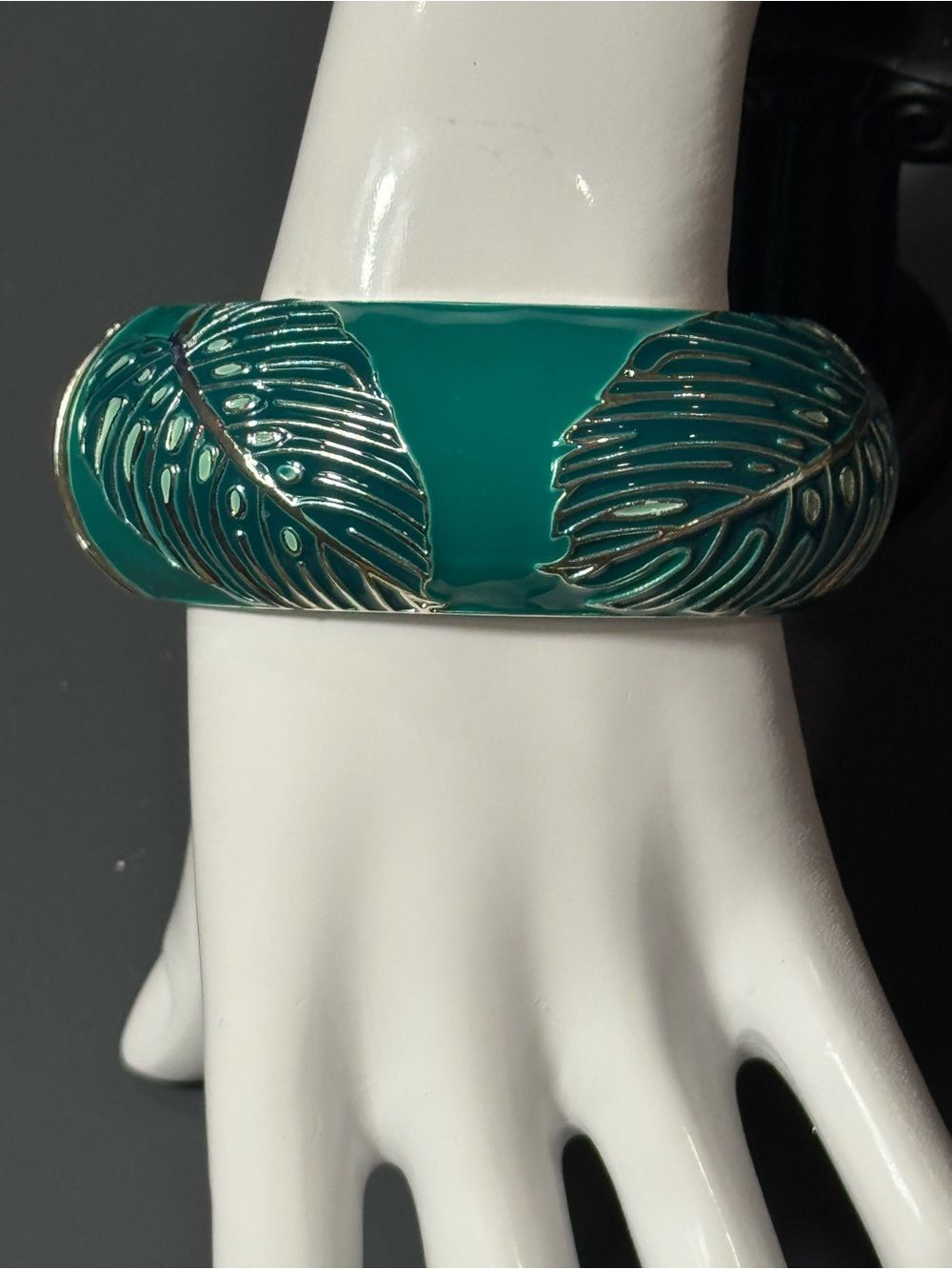 NWOT Sequin New York Green Enamel Palm Monstera Leaf Clamper Bangle